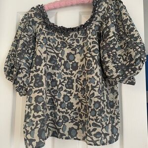 Blouse; pleated puff slv, 100% cotton Lt gray, teal & navy abstract. Size 10